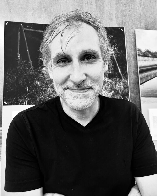 Amb @pepo_argilaguet a @elcircolreus tancant el cicle #ocupaciótemporal amb el projecte #quietudglobal amb la col·laboració d’ @scantarragona 

📷
@pepoargilaguet_fotoautor 
#fotografia #picture #poesia #urbs #contemporary #thinking #solitude #solitud #city #clouds #garden #alone #ia #spaces #llocs