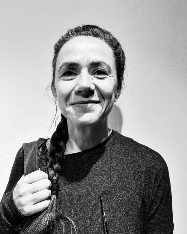 Felicitats @cecile_ribas seleccionada a la Biennal Internacional@de Ceràmica del Vendrell amb la peça “Memòria vibrant IV” (gres refractari gris i negre, porcellana i cordes de piano) a @salaportaldelpardo del 8 de novembre al 31 de desembre de 2024.
🎼🎼
#ceramics #ceramic #ceramica #art #artcontemporani #porcelain #porcellana #porcelana #elvendrell #elvendrellceramicsbienale #biennaldeceramica #musica #sons